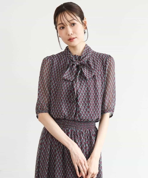 MK MICHEL KLEIN（エムケーミッシェルクラン）の「[洗える]ジオメトリック柄リボンタイ付きブラウス（シャツ/ブラウス・レディース・ブルー/グリーン・38）」の13枚目の写真