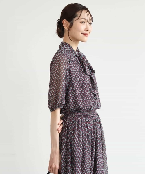 MK MICHEL KLEIN（エムケーミッシェルクラン）の「[洗える]ジオメトリック柄リボンタイ付きブラウス（シャツ/ブラウス・レディース・ブルー/グリーン・38）」の14枚目の写真