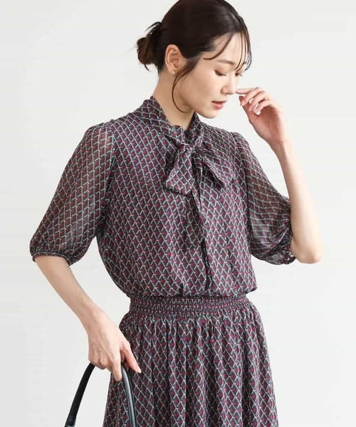 MK MICHEL KLEIN（エムケーミッシェルクラン）の「[洗える]ジオメトリック柄リボンタイ付きブラウス（シャツ/ブラウス・レディース・ブルー/グリーン・38）」の15枚目の写真