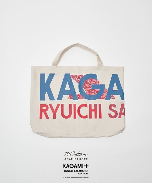 ADAM ET ROPE'(アダムエロペ)の「【KAGAMI+ Ryuichi Sakamoto × 10Culture / ADAM ET ROPE'】KAGAMI+ TOTE BAG(トートバッグ・メンズ・ベージュ・FREE)」の1枚目の写真