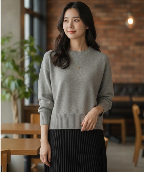 BY THE BAY(バイザベイ)の「【シンプル定番・体型カバー】クルーネックリブニット/4色展開|ブラック グレー ブラウン レッド 長袖 ゆったりシルエット 秋冬 大人カジュアル きれいめ(ニット/セーター・レディース・ブラック/ブラウン/グレー/レッド・FREE)」の2枚目の写真