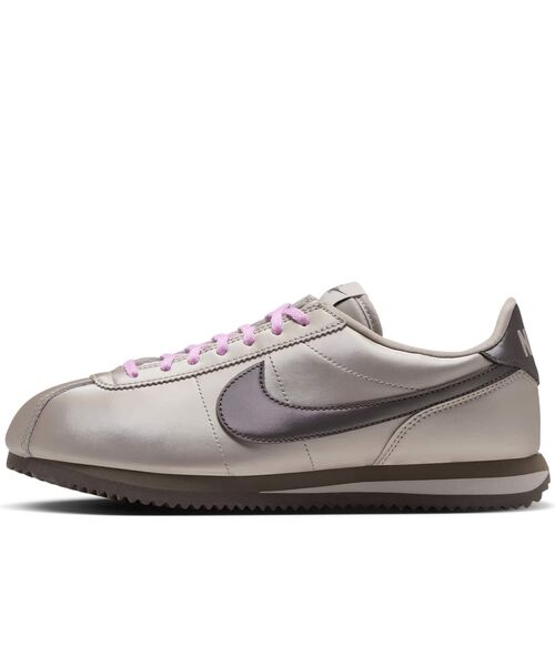 NIKE(ナイキ)の「ナイキ コルテッツ SE ウィメンズシューズ / Nike Cortez SE Women's Shoes IO9993-200 Cream II(スニーカー・レディース・ブラウン系その他2・22.5/26/23.5/25/24.5/24/23)」の1枚目の写真