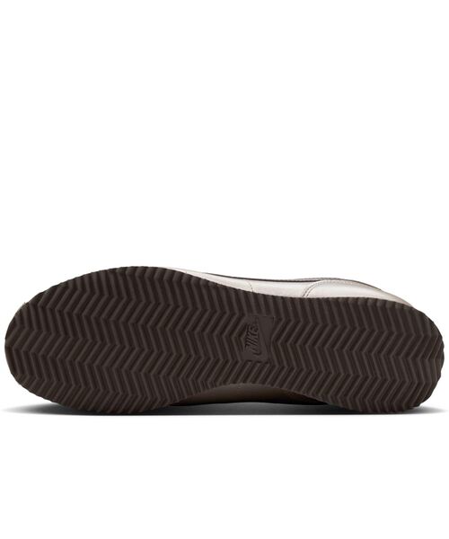 NIKE(ナイキ)の「ナイキ コルテッツ SE ウィメンズシューズ / Nike Cortez SE Women's Shoes IO9993-200 Cream II(スニーカー・レディース・ブラウン系その他2・22.5/26/23.5/25/24.5/24/23)」の2枚目の写真