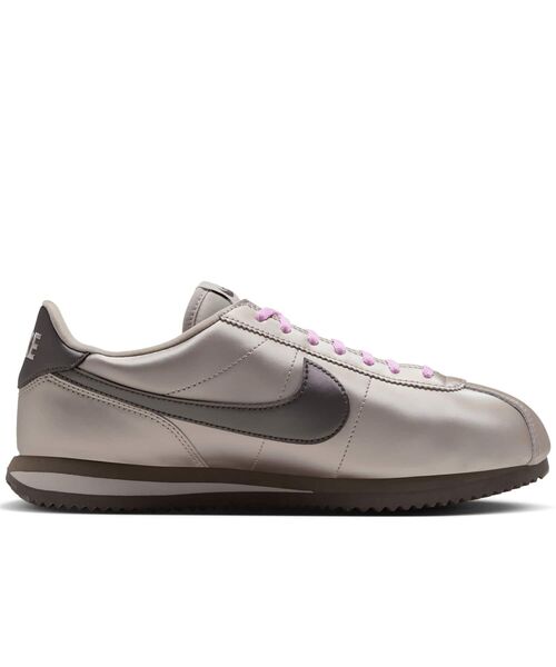 NIKE(ナイキ)の「ナイキ コルテッツ SE ウィメンズシューズ / Nike Cortez SE Women's Shoes IO9993-200 Cream II(スニーカー・レディース・ブラウン系その他2・22.5/26/23.5/25/24.5/24/23)」の3枚目の写真