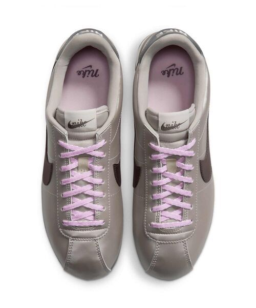 NIKE(ナイキ)の「ナイキ コルテッツ SE ウィメンズシューズ / Nike Cortez SE Women's Shoes IO9993-200 Cream II(スニーカー・レディース・ブラウン系その他2・22.5/26/23.5/25/24.5/24/23)」の4枚目の写真