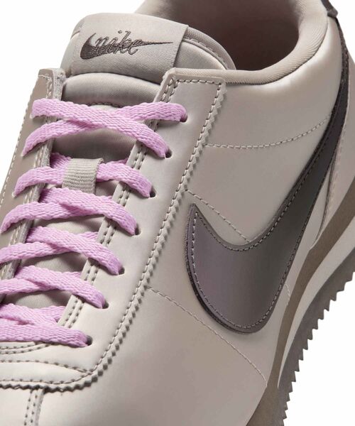 NIKE(ナイキ)の「ナイキ コルテッツ SE ウィメンズシューズ / Nike Cortez SE Women's Shoes IO9993-200 Cream II(スニーカー・レディース・ブラウン系その他2・22.5/26/23.5/25/24.5/24/23)」の7枚目の写真