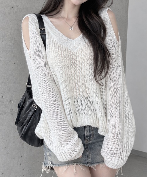 GLAMOROUS JANE(グラマラスジェーン)の「オープンショルダーVネックニット(ニット/セーター・レディース・ベージュ/ブラック/ホワイト・FREE)」の1枚目の写真