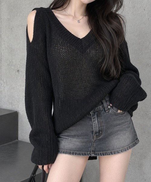 GLAMOROUS JANE(グラマラスジェーン)の「オープンショルダーVネックニット(ニット/セーター・レディース・ベージュ/ブラック/ホワイト・FREE)」の2枚目の写真