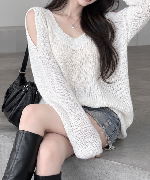 GLAMOROUS JANE(グラマラスジェーン)の「オープンショルダーVネックニット(ニット/セーター・レディース・ベージュ/ブラック/ホワイト・FREE)」の4枚目の写真