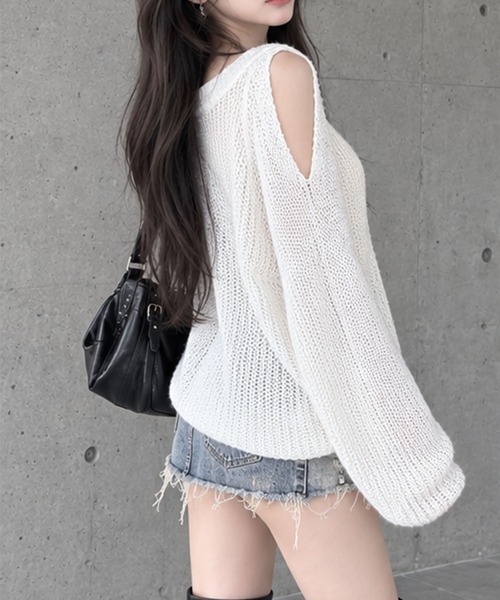 GLAMOROUS JANE(グラマラスジェーン)の「オープンショルダーVネックニット(ニット/セーター・レディース・ベージュ/ブラック/ホワイト・FREE)」の5枚目の写真