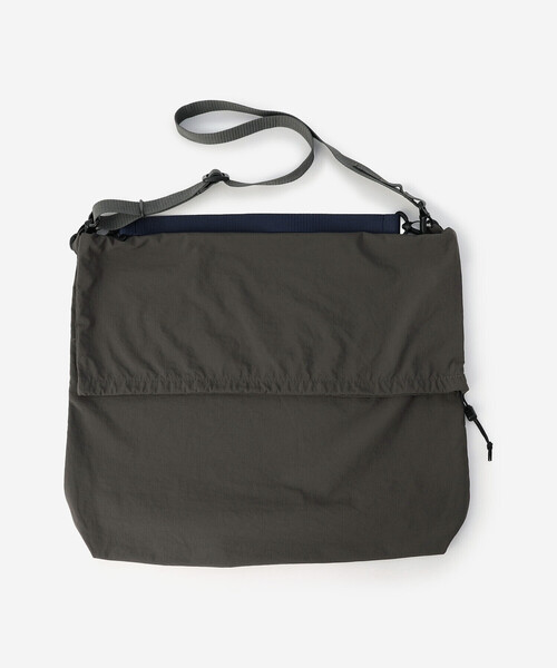 STANDARD SUPPLY（スタンダードサプライ）の「STANDARD SUPPLY | DRAW STRING SHOULDER L GREY UNISEX（ショルダーバッグ・レディース・グレー・ONE）」の2枚目の写真