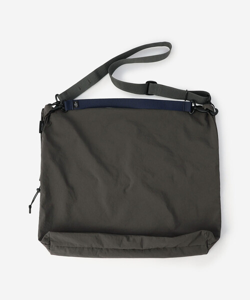 STANDARD SUPPLY（スタンダードサプライ）の「STANDARD SUPPLY | DRAW STRING SHOULDER L GREY UNISEX（ショルダーバッグ・レディース・グレー・ONE）」の3枚目の写真