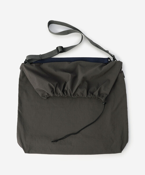 STANDARD SUPPLY（スタンダードサプライ）の「STANDARD SUPPLY | DRAW STRING SHOULDER L GREY UNISEX（ショルダーバッグ・レディース・グレー・ONE）」の4枚目の写真