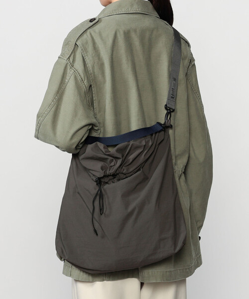STANDARD SUPPLY（スタンダードサプライ）の「STANDARD SUPPLY | DRAW STRING SHOULDER L GREY UNISEX（ショルダーバッグ・レディース・グレー・ONE）」の11枚目の写真