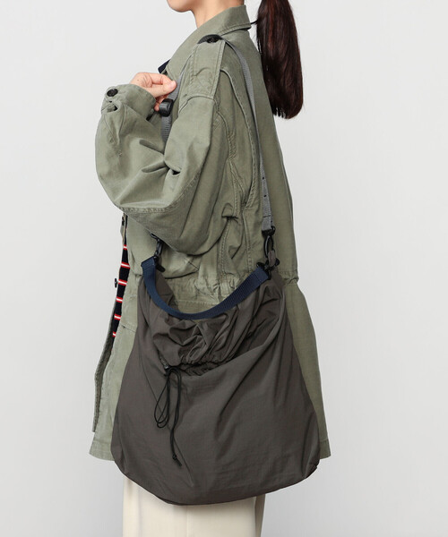 STANDARD SUPPLY（スタンダードサプライ）の「STANDARD SUPPLY | DRAW STRING SHOULDER L GREY UNISEX（ショルダーバッグ・レディース・グレー・ONE）」の12枚目の写真