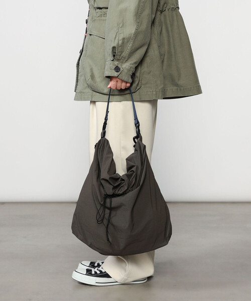 STANDARD SUPPLY（スタンダードサプライ）の「STANDARD SUPPLY | DRAW STRING SHOULDER L GREY UNISEX（ショルダーバッグ・レディース・グレー・ONE）」の13枚目の写真