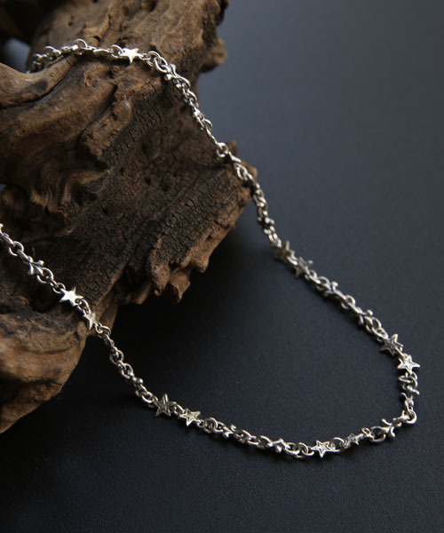ROYAL ORDER(ロイヤルオーダー)の「STARSHINE NECKLACE w/ TINY FLEUR DE LIS AND HOOK(ネックレス・メンズ・シルバー・フリ-)」の1枚目の写真
