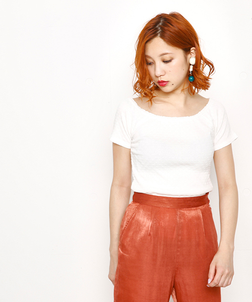 SLY（スライ）の「BOTTLE GOURD オフショルフリル TOPS（Tシャツ/カットソー・レディース・ホワイト/ブラック/ピンク系その他・1/2）」の2枚目の写真