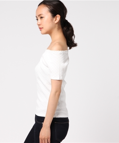 SLY（スライ）の「BOTTLE GOURD オフショルフリル TOPS（Tシャツ/カットソー・レディース・ホワイト/ブラック/ピンク系その他・1/2）」の5枚目の写真