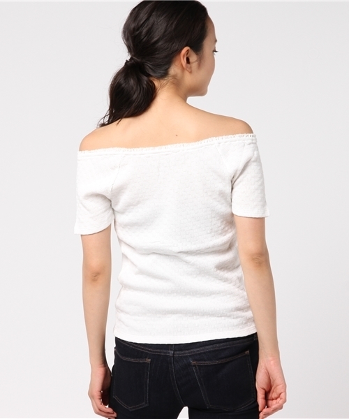 SLY（スライ）の「BOTTLE GOURD オフショルフリル TOPS（Tシャツ/カットソー・レディース・ホワイト/ブラック/ピンク系その他・1/2）」の6枚目の写真