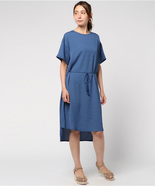 LBC（エルビーシー）の「タッセルベルト付きスリットワンピース        （ワンピース・レディース・マスタード/ブラック/ブルー・LARGE/MEDIUM）」の3枚目の写真