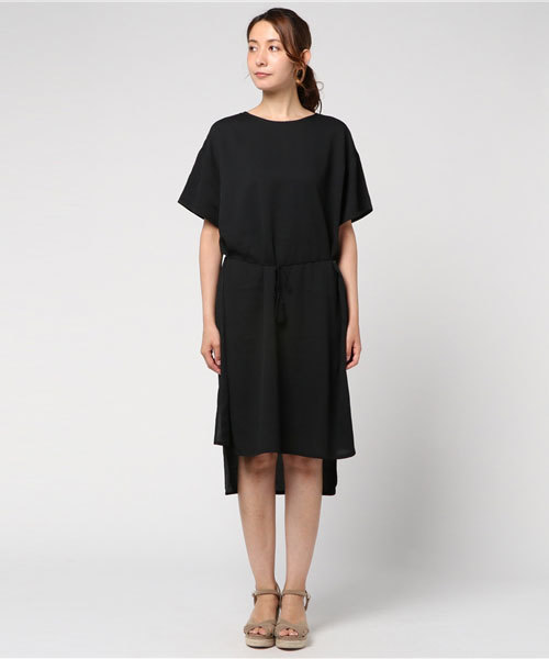 LBC（エルビーシー）の「タッセルベルト付きスリットワンピース        （ワンピース・レディース・マスタード/ブラック/ブルー・LARGE/MEDIUM）」の4枚目の写真