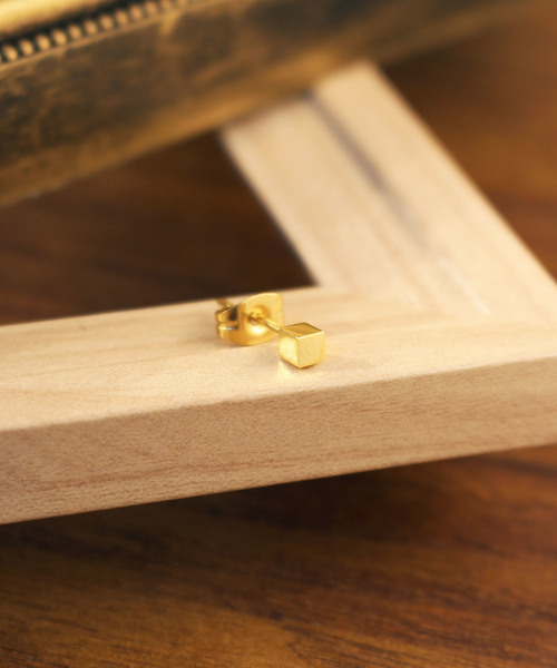 Vaya Con Dios（ヴァヤコンディオス）の「【VayaConDios/ヴァヤコンディオス】ステンレス製miniキュービックスクエアピアス[片耳用]（ピアス（片耳用）・メンズ・ブラック/シルバー/ゴールド/ピンクゴールド・FREE）」の4枚目の写真