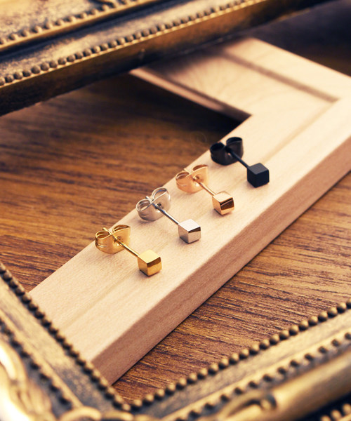 Vaya Con Dios（ヴァヤコンディオス）の「【VayaConDios/ヴァヤコンディオス】ステンレス製miniキュービックスクエアピアス[片耳用]（ピアス（片耳用）・メンズ・ブラック/シルバー/ゴールド/ピンクゴールド・FREE）」の2枚目の写真