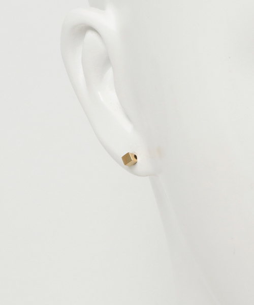 Vaya Con Dios（ヴァヤコンディオス）の「【VayaConDios/ヴァヤコンディオス】ステンレス製miniキュービックスクエアピアス[片耳用]（ピアス（片耳用）・メンズ・ブラック/シルバー/ゴールド/ピンクゴールド・FREE）」の6枚目の写真