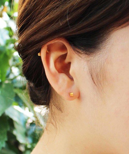 Vaya Con Dios（ヴァヤコンディオス）の「【VayaConDios/ヴァヤコンディオス】ステンレス製miniキュービックスクエアピアス[片耳用]（ピアス（片耳用）・メンズ・ブラック/シルバー/ゴールド/ピンクゴールド・FREE）」の10枚目の写真