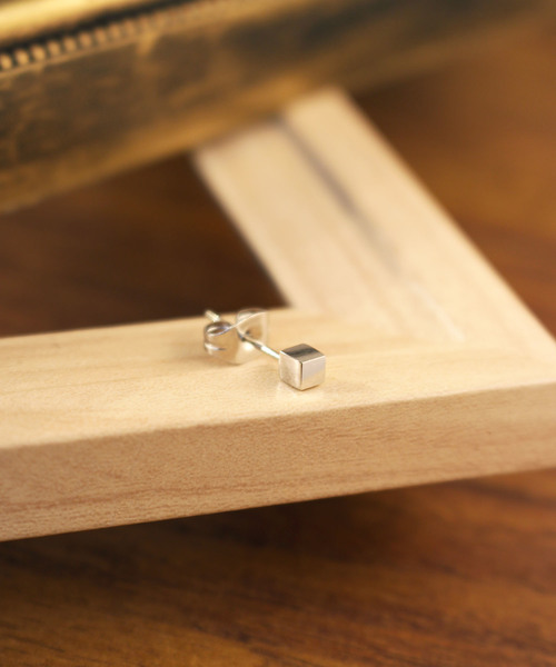 Vaya Con Dios（ヴァヤコンディオス）の「【VayaConDios/ヴァヤコンディオス】ステンレス製miniキュービックスクエアピアス[片耳用]（ピアス（片耳用）・メンズ・ブラック/シルバー/ゴールド/ピンクゴールド・FREE）」の12枚目の写真