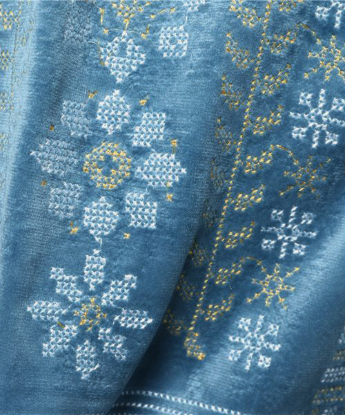 MERLOT（メルロー）の「しんでんのおにわししゅうベロア調ブラウス7254（シャツ/ブラウス・レディース・ライトブルー/ブラック/アイボリー・FREE）」の10枚目の写真