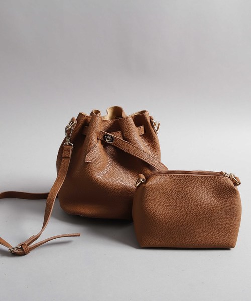 PLAIN CLOTHING（プレーンクロージング）の「フェイクレザー巾着バッグ【PLAIN CLOTHING】（ショルダーバッグ・レディース・モカ/ブラック/ボルドー/キャメル・FREE）」の3枚目の写真