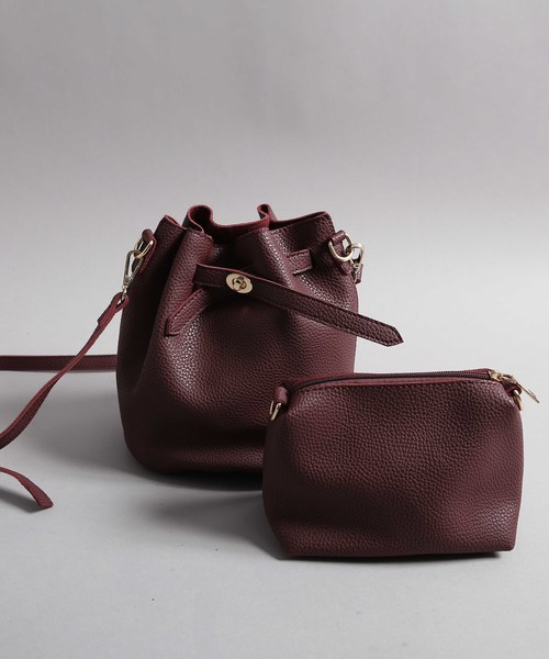 PLAIN CLOTHING（プレーンクロージング）の「フェイクレザー巾着バッグ【PLAIN CLOTHING】（ショルダーバッグ・レディース・モカ/ブラック/ボルドー/キャメル・FREE）」の4枚目の写真