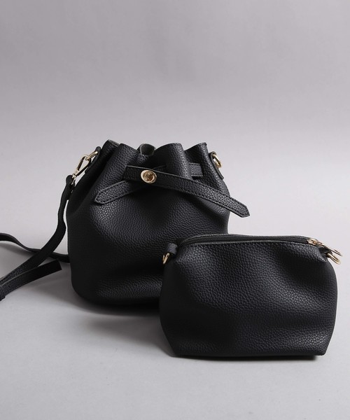 PLAIN CLOTHING（プレーンクロージング）の「フェイクレザー巾着バッグ【PLAIN CLOTHING】（ショルダーバッグ・レディース・モカ/ブラック/ボルドー/キャメル・FREE）」の2枚目の写真