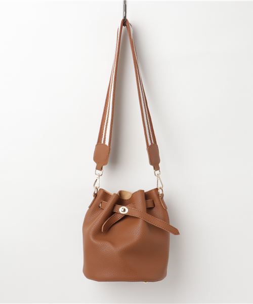 PLAIN CLOTHING（プレーンクロージング）の「フェイクレザー巾着バッグ【PLAIN CLOTHING】（ショルダーバッグ・レディース・モカ/ブラック/ボルドー/キャメル・FREE）」の5枚目の写真