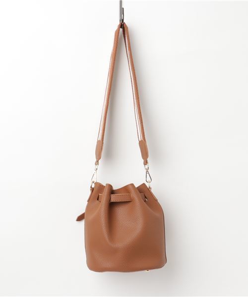 PLAIN CLOTHING（プレーンクロージング）の「フェイクレザー巾着バッグ【PLAIN CLOTHING】（ショルダーバッグ・レディース・モカ/ブラック/ボルドー/キャメル・FREE）」の6枚目の写真