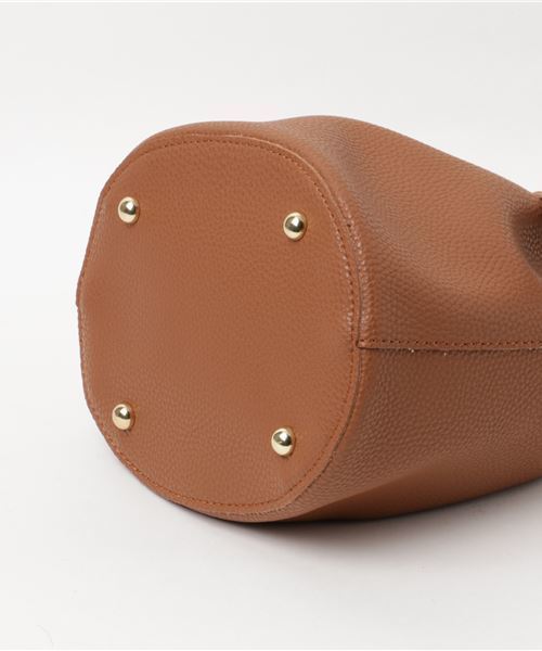 PLAIN CLOTHING（プレーンクロージング）の「フェイクレザー巾着バッグ【PLAIN CLOTHING】（ショルダーバッグ・レディース・モカ/ブラック/ボルドー/キャメル・FREE）」の7枚目の写真