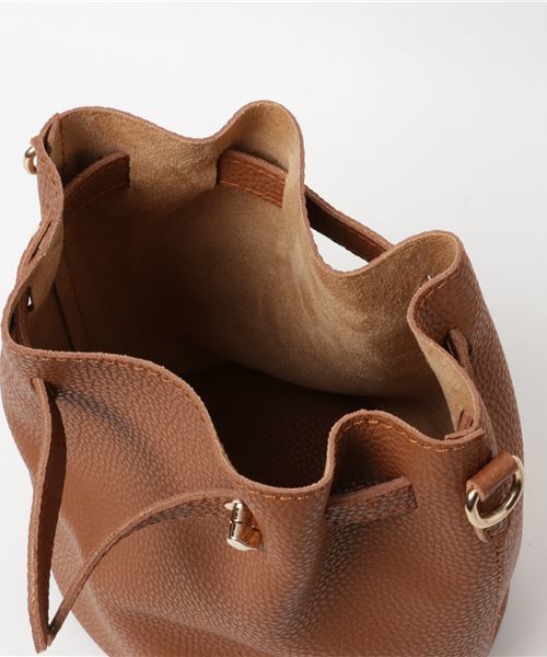 PLAIN CLOTHING（プレーンクロージング）の「フェイクレザー巾着バッグ【PLAIN CLOTHING】（ショルダーバッグ・レディース・モカ/ブラック/ボルドー/キャメル・FREE）」の9枚目の写真