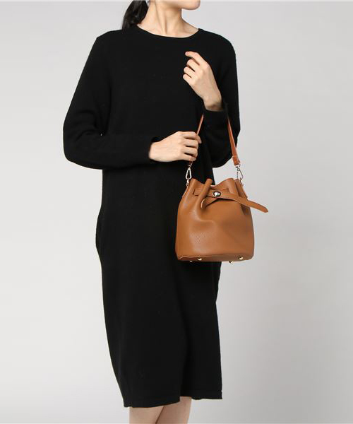 PLAIN CLOTHING（プレーンクロージング）の「フェイクレザー巾着バッグ【PLAIN CLOTHING】（ショルダーバッグ・レディース・モカ/ブラック/ボルドー/キャメル・FREE）」の15枚目の写真