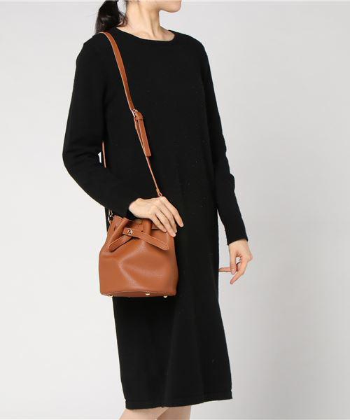 PLAIN CLOTHING（プレーンクロージング）の「フェイクレザー巾着バッグ【PLAIN CLOTHING】（ショルダーバッグ・レディース・モカ/ブラック/ボルドー/キャメル・FREE）」の16枚目の写真