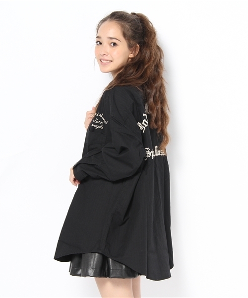 Kastane（カスタネ）の「ワッペン付き刺繍シャツ（シャツ/ブラウス・レディース・オフホワイト/ブラック・FREE）」の3枚目の写真