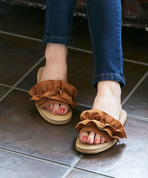 KOBE LETTUCE（コウベレタス）の「［2TYPE］ベルトorフリルデザインジュート風軽量フラットサンダル/レディース/シューズ/ポーチ入り/スリッパサンダル[I1551]神戸レタス（サンダル・レディース・ブラック系その他2/パープル系その他2/キャメル/ブルー系その他/パープル系その他/ホワイト系その他/シルバー/アイボリー/ターコイズブルー/ブラック・L/LL/S/M）」の9枚目の写真