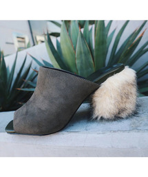 TRUNC 88�i�g�����N�G�C�e�B�[�G�C�g�j�́uOpen Toe Fur Heel Sandal�i�T���_���j�v