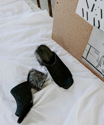 TRUNC 88�i�g�����N�G�C�e�B�[�G�C�g�j�́uOpen Toe Fur Heel Sandal�i�T���_���j�v