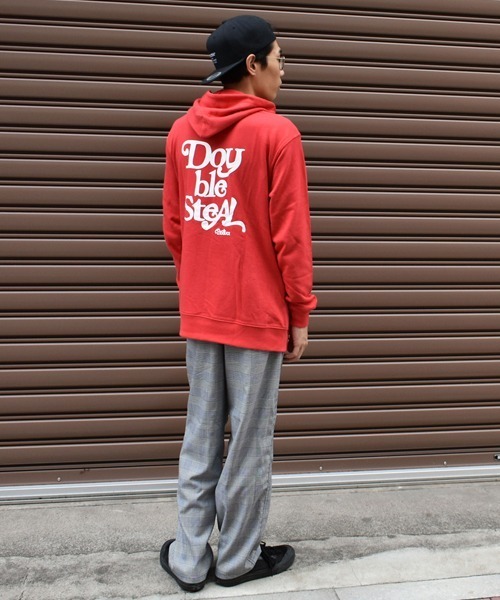 DOUBLE STEAL(ダブルスティール)の「Delivery Font スウェットパーカー(パーカー・メンズ・ホワイト×レッド/ブラック×ホワイト/ブラック×レッド/レッド/杢グレー・MEDIUM/X-LARGE/LARGE)」の9枚目の写真