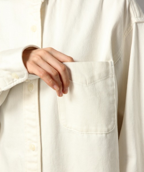 LOWRYS FARM（ローリーズファーム）の「デニムＢＩＧシャツ　868293（シャツ/ブラウス・レディース・オフホワイト/ブルー・FREE）」の10枚目の写真