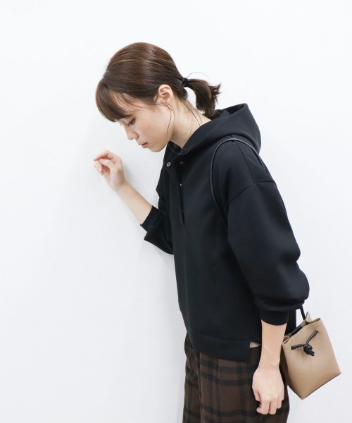 COMME CA ISM（コムサイズム）の「〈イージーケア〉 ダンボールニット サイドスリット パーカー（パーカー・レディース・ホワイト/ブラック/チャコール・MEDIUM/LARGE）」の22枚目の写真