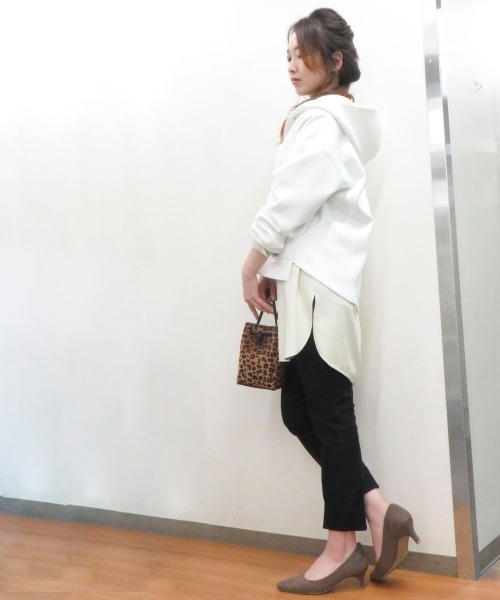 COMME CA ISM（コムサイズム）の「〈イージーケア〉 ダンボールニット サイドスリット パーカー（パーカー・レディース・ホワイト/ブラック/チャコール・MEDIUM/LARGE）」の18枚目の写真