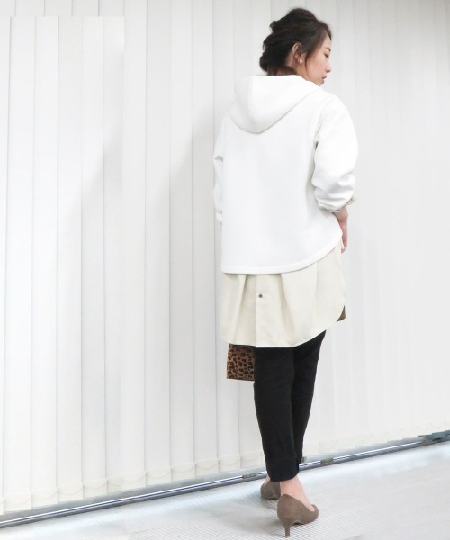 COMME CA ISM（コムサイズム）の「〈イージーケア〉 ダンボールニット サイドスリット パーカー（パーカー・レディース・ホワイト/ブラック/チャコール・MEDIUM/LARGE）」の16枚目の写真